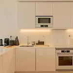 Bright 1 Bdr Apartment W/ Pool View By Lovelystay